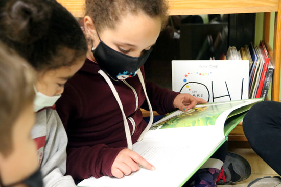 Schoolchildren in Manresa reading a book (by Estefania Escolà) 